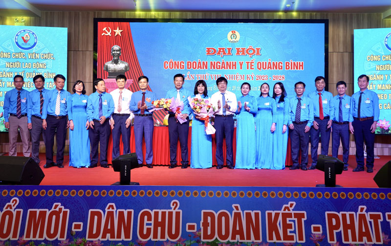 Đại diện lãnh đạo Sở Y tế tặng hoa chúc mừng Ban Chấp hành Công đoàn ngành Y tế tỉnh khóa VIII, nhiệm kỳ 2023-2028.