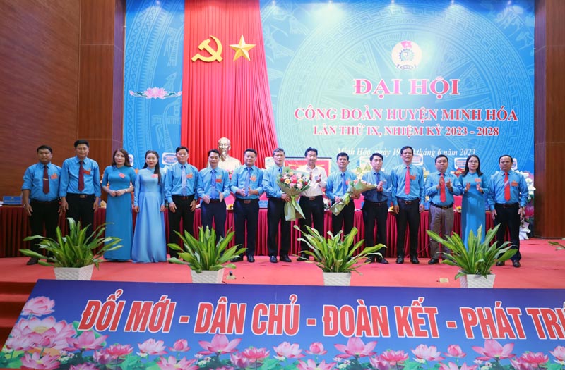 Ban Chấp hành LĐLĐ huyện Minh Hóa lần thứ IX, nhiệm kỳ 2023-2028 ra mắt.
