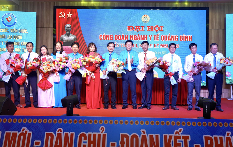 Tặng hoa cho các đồng chí không tái cử trong Ban Chấp hành CĐ ngành Y tế khóa VIII.
