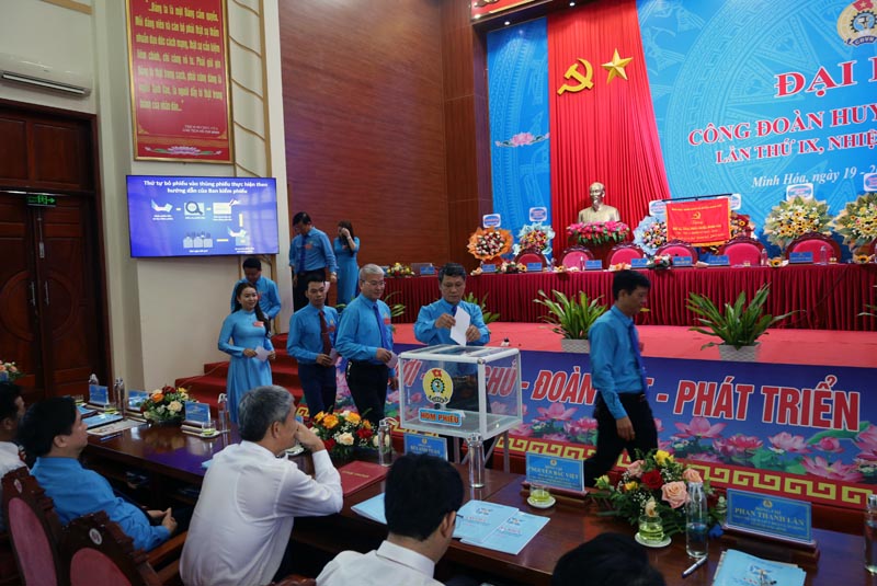 Các đại biểu chính thức bỏ phiếu bầu Ban Chấp hành LĐLĐ huyện Minh Hóa lần thứ IX, nhiệm kỳ 2023-2028.