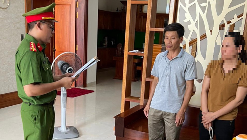 Cơ quan Cảnh sát điều tra Công an tỉnh tống đạt quyết định khởi tố vụ án, khởi tố bị can đối với Nguyễn Khánh Tùng về hành vi trốn thuế.