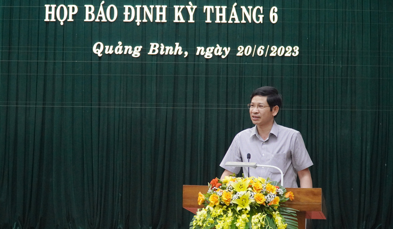 Đồng chí Phó Chủ tịch UBND tỉnh Hồ An Phong phát biểu đặt vấn đề tại buổi họp báo.