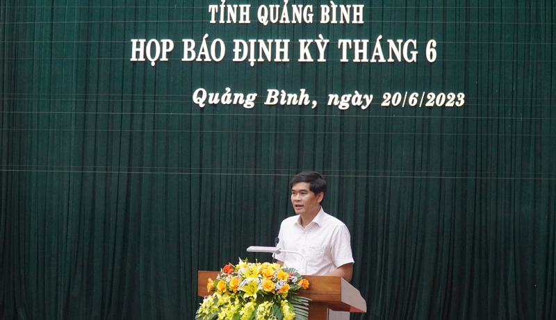 Các đại biểu và phóng viên báo chí tham dự buổi họp báo. 