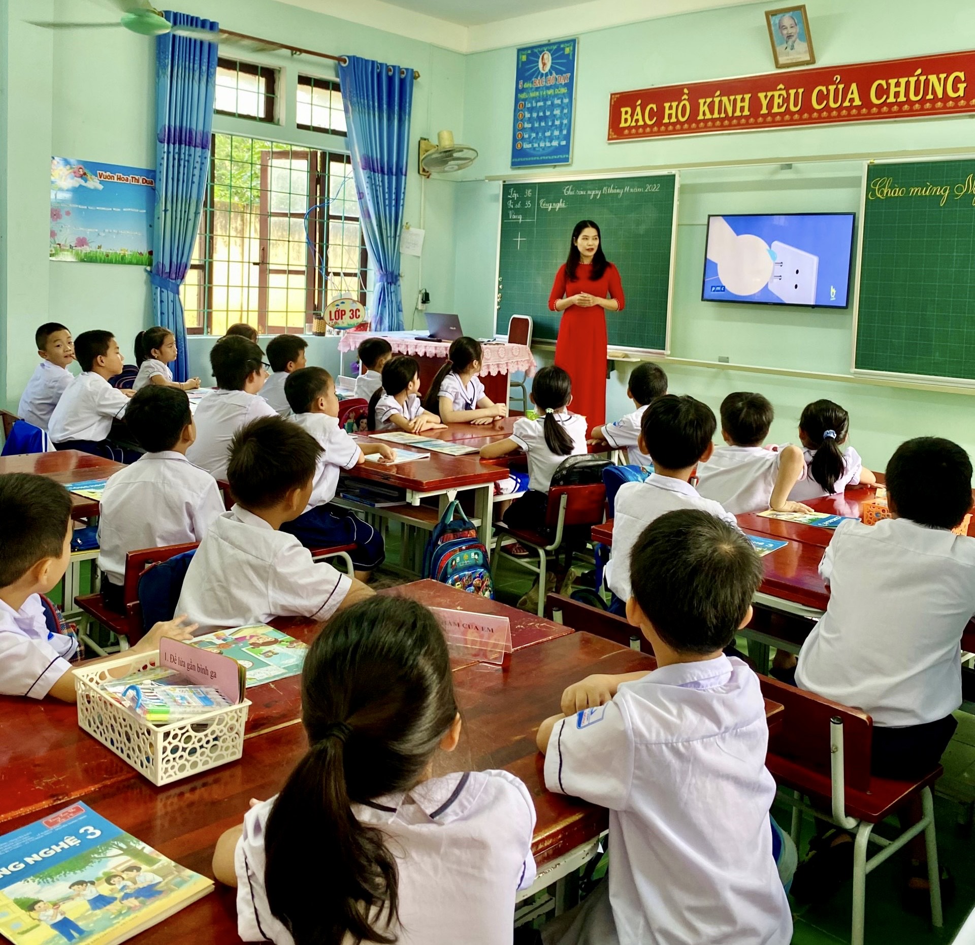 Thu nhập thấp trong khi áp lực công việc cao là nguyên nhân chủ yếu khiến nhiều viên chức ngành GD-ĐT xin nghỉ việc (Ảnh chỉ có tính chất minh họa).