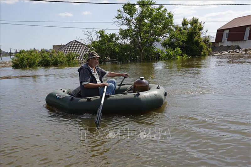 Cảnh ngập lụt sau vụ vỡ đập Kakhovka ở Kherson, Ukraine, ngày 8/6/2023. Ảnh: THX/TTXVN