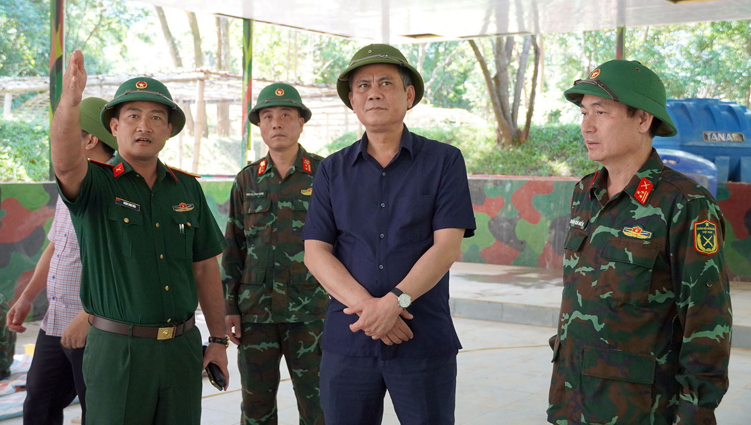 Đại tá Đoàn Sinh Hòa, Chỉ huy trưởng Bộ CHQS tỉnh báo cáo tiến độ công tác chuẩn bị tổ chức diễn tập