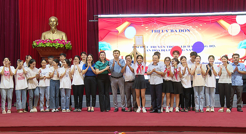 Ban tổ chức trao giai nhất cho đội thi phường Quảng Thuận.