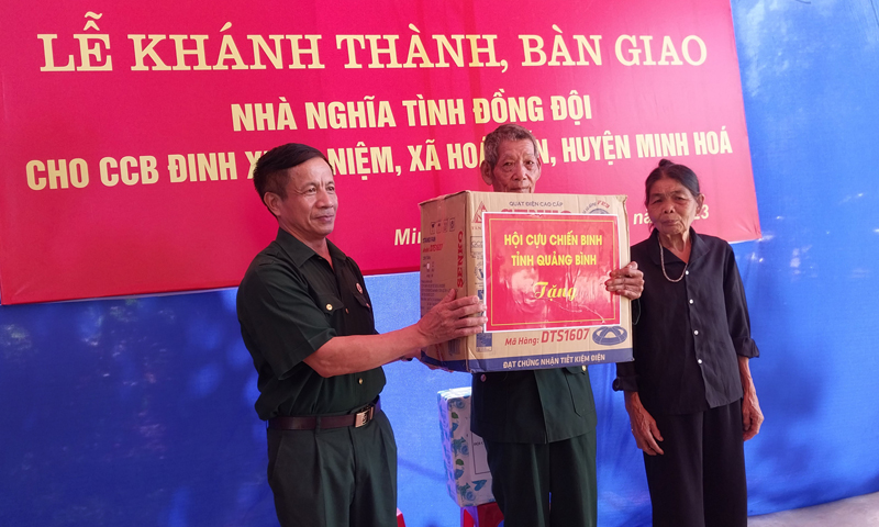 Hội CCB tỉnh trao quà cho gia đình ông Đinh Xuân Niệm.