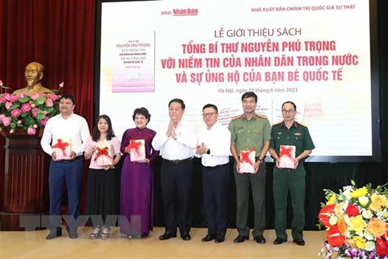  Ông Nguyễn Trọng Nghĩa, Bí thư Trung ương Đảng, Trưởng Ban Tuyên giáo Trung ương tặng sách cho các đơn vị. (Ảnh: Phương Hoa/TTXVN)