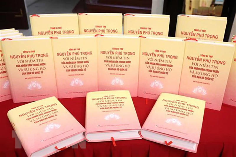 Cuốn sách “Tổng Bí thư Nguyễn Phú Trọng với niềm tin của nhân dân trong nước và sự ủng hộ của bạn bè quốc tế”. (Ảnh: Phương Hoa/TTXVN)