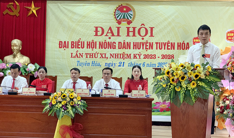 Đồng chí Bí thư Huyện ủy Tuyên Hóa Nguyễn Hoài Nam phát biểu chỉ đạo đại hội.