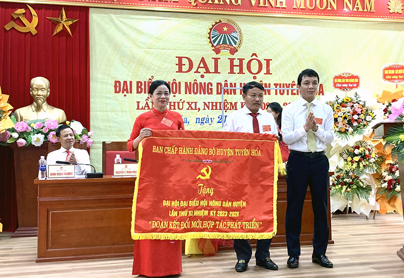 Lãnh đạo huyện Tuyên Hóa tặng bức trướng và hoa chúc mừng đại hội. 