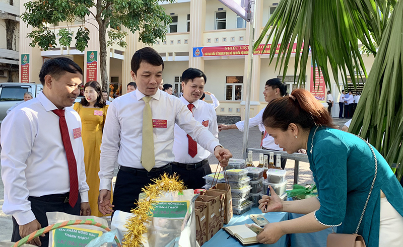 Lãnh đạo huyện Tuyên Hóa tham quan gian hàng trưng bày các sản phẩm nông nghiệp tiêu biểu của nông dân huyện.