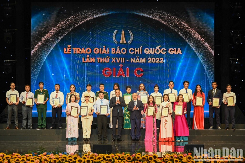 Tác giả Trương Thị Phương Thảo (hàng đầu, thứ 3 từ phải qua) nhận giải C Giải Báo chí Quốc gia lần thứ XVII. (Ảnh: Báo Nhân Dân)
