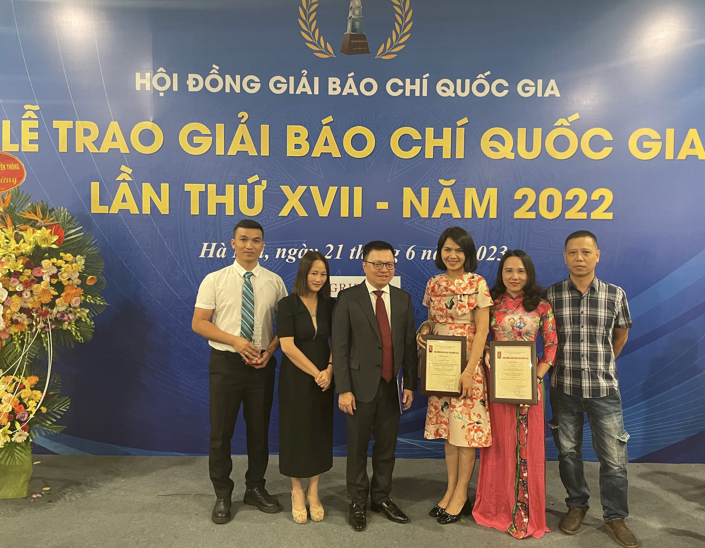Đồng chí Lê Quốc Minh, Ủy viên Trung ương Đảng, Phó Trưởng ban Tuyên giáo Trung ương, Chủ tịch Hội Nhà báo Việt Nam (ở giữa) cùng các tác giả đoạt giải tại lễ trao Giải Báo chí quốc gia lần thứ XVII năm 2022. 