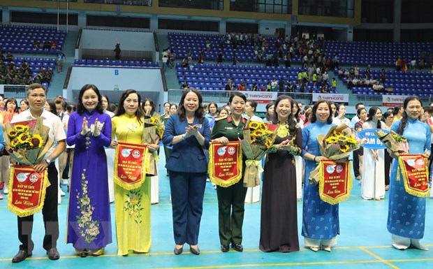 Phó Chủ tịch nước Võ Thị Ánh Xuân trao cờ lưu niệm cho các đoàn tham gia hội thi. (Ảnh: Danh Lam/TTXVN)
