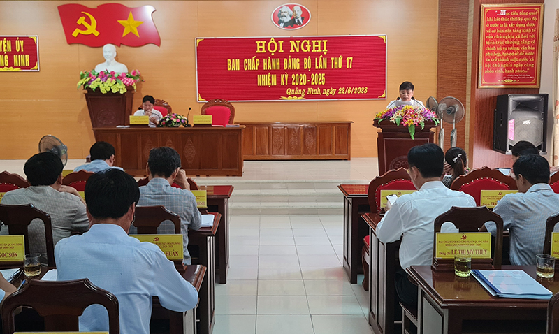 Đồng chí Phó Bí thư Thường trực Huyện uỷ Quảng Ninh Nguyễn Ngọc Thụ phát biểu kết luận hội nghị.
