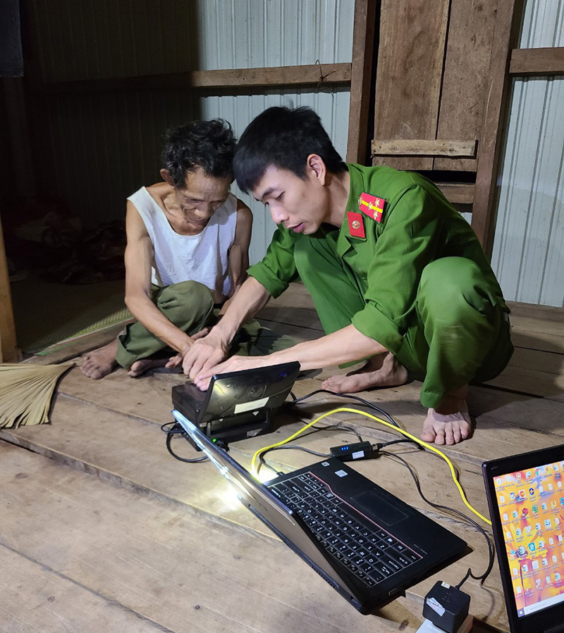 Cán bộ, chiến sỹ PC06, Công an tỉnh lưu động thực hiện các thủ tục cấp CCCD cho những trường hợp không tự thực hiện được.