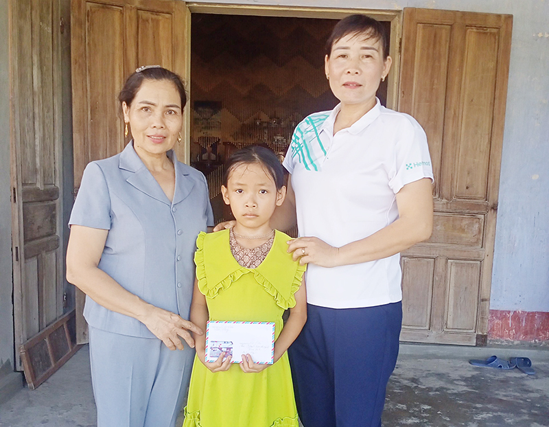 Các cấp hội phụ nữ trên địa bàn huyện trao tặng quà cho các hoàn cảnh khó khăn từ số tiền trồng lúa, sắn trên ruộng hoang.