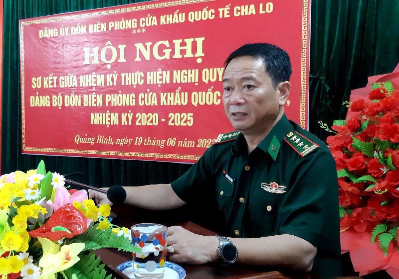 Đồng chí đại tá Trịnh Thanh Bình, Chỉ huy trưởng Bộ Chỉ huy BĐBP tỉnh phát biểu chỉ đạo tại hội nghị sơ kết giữa nhiệm kỳ thực hiện Nghị quyết Đại hội Đảng bộ Đồn Biên phòng cửa khẩu Quốc tế Cha lo.
