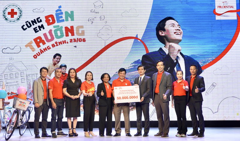 Đại diện Công ty TNHH Bảo hiểm Nhân thọ Prudential Việt Nam trao biển tượng trưng số tiền hỗ trợ xe đạp cho đại diện Hội CTĐ tỉnh.