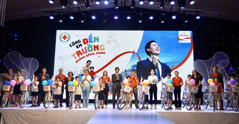 Đại diện Hội CTĐ tỉnh và Công ty TNHH Bảo hiểm Nhân thọ Prudential Việt Nam trao tặng xe đạp cho các em học sinh.