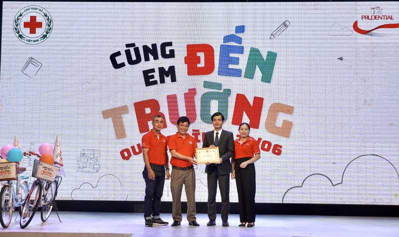 Đại diện lãnh đạo Hội CTĐ tỉnh trao bảng ghi nhận tấm lòng vàng cho Công ty TNHH Bảo hiểm Nhân thọ Prudential Việt Nam.