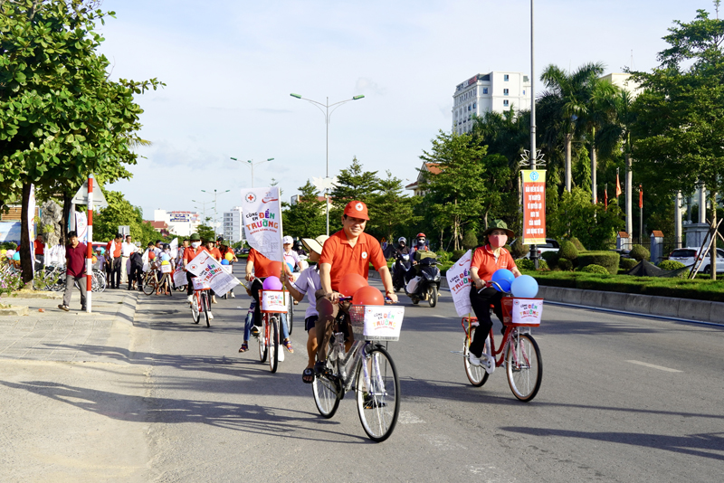 Các đại biểu và học sinh tham gia diễu hành xe đạp.