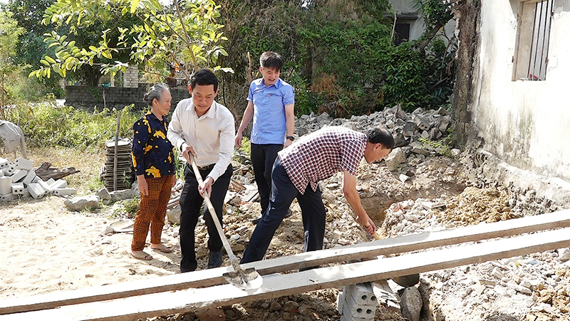 Lãnh đạo TX. Ba Đồn tham gia lễ khởi công cho gia đình bà Phan Thị Uân, thôn Tân Tiến, xã Quảng Tân.