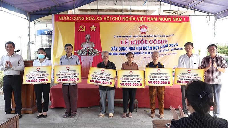 Dịp này có 12 hộ nghèo trên địa bàn được hỗ trợ xây dựng nhà đại đoàn kết.