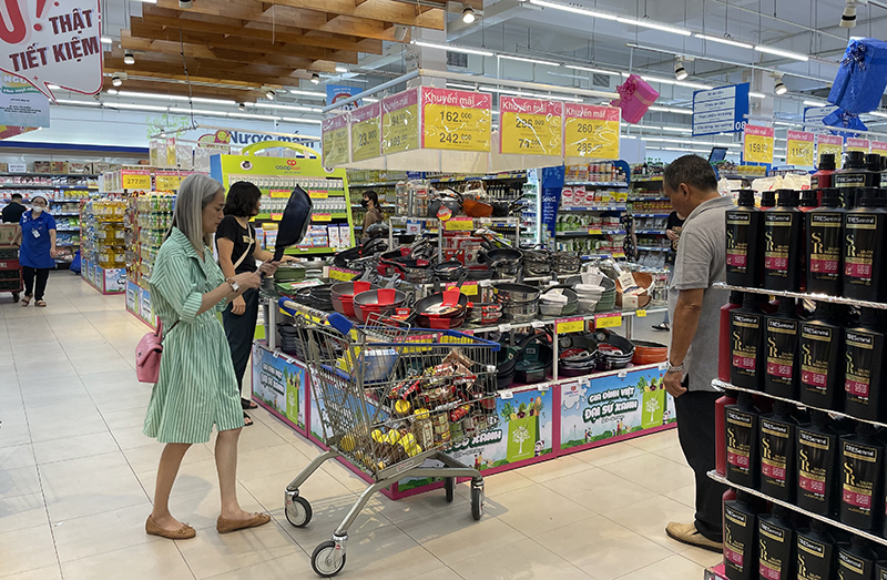 Các siêu thị, trung tâm thương mại,… thực hiện nhiều chương trình kích cầu tiêu dùng.