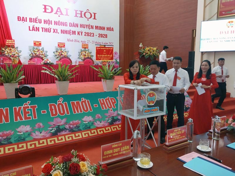 Bỏ phiếu bầu Ban Chấp hành Hội Nông dân huyện Minh Hóa nhiệm kỳ 2023 - 2028 .