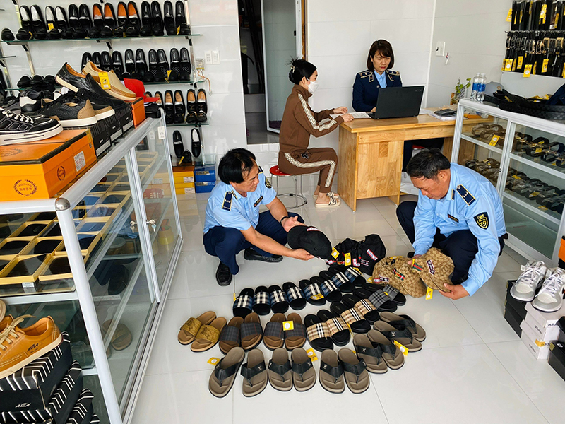 Lực lượng QLTT kiểm tra và xử lý một cửa hàng vi phạm về giả mạo nhãn hiệu.
