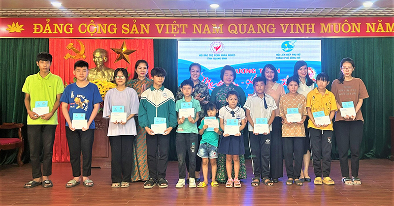 Đại diện lãnh đạo Hội Bảo trợ bệnh nhân nghèo tỉnh trao quà cho các trẻ em mồ côi trên địa bàn thành phố Đồng Hới