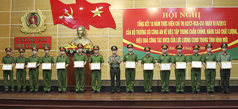 Đại tá Nguyễn Hữu Hợp, Giám đốc Công an tỉnh trao giấy khen cho các tập thể có thành tích xuất sắc trong thực hiện Chỉ thị số 02.