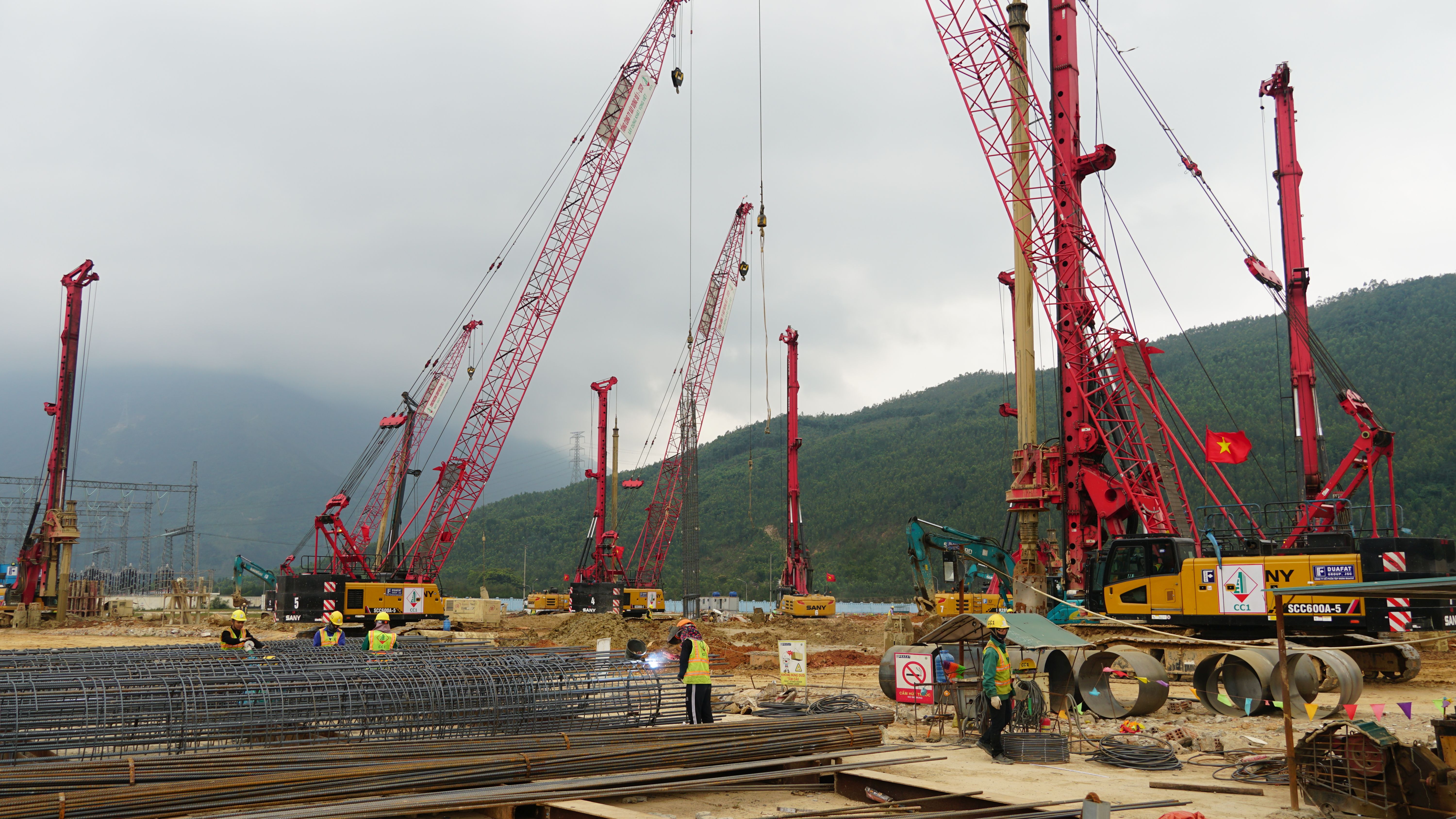 Các đơn vị thi công đẩy nhanh tiến độ xây dựng Nhà máy Nhiệt điện Quảng Trạch 1 trong dự án Trung tâm điện lực Quảng Trạch.