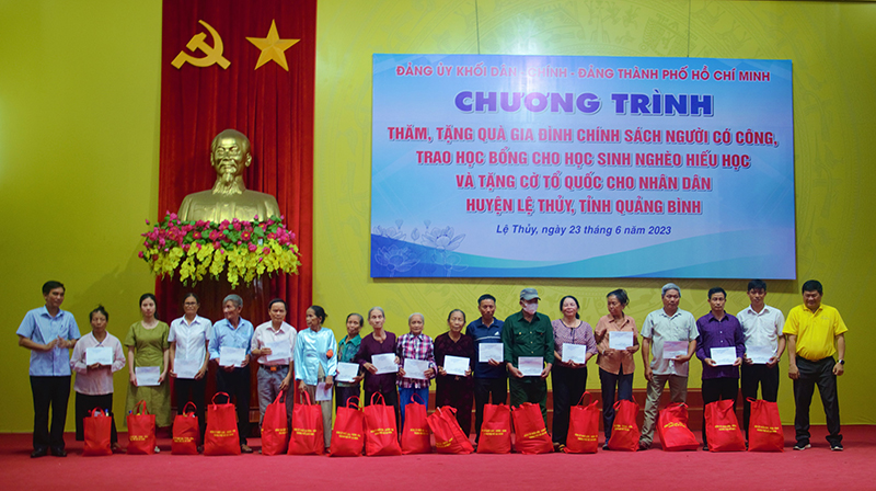 Đoàn công tác của Đảng ủy Khối Dân - Chính - Đảng TP. HCM trao quà cho các gia đình chính sách, người có công với cách mạng trên địa bàn huyện Lệ Thủy.