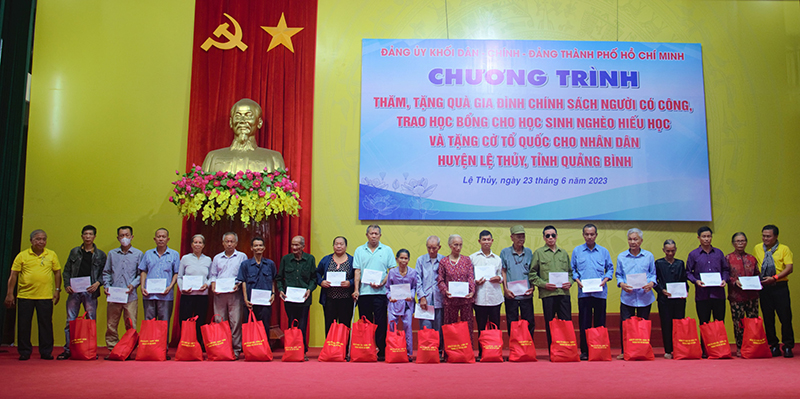 Đoàn công tác của Đảng ủy Khối Dân - Chính - Đảng TP. HCM trao quà cho các gia đình chính sách, người có công với cách mạng trên địa bàn huyện Lệ Thủy.