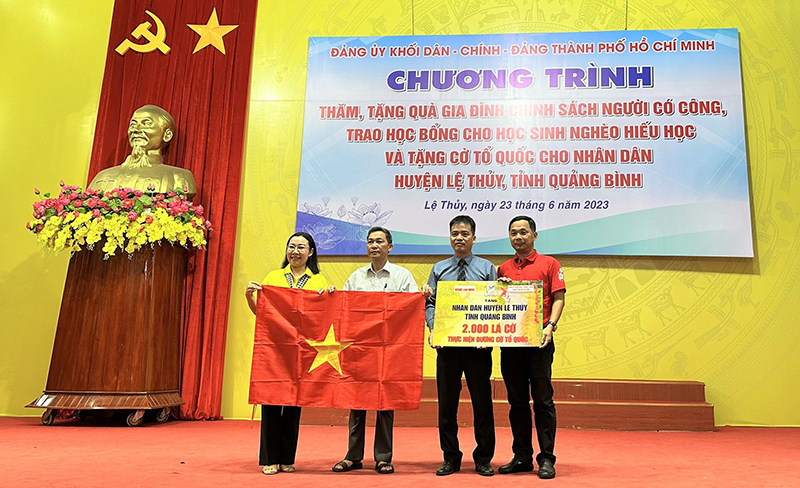 Đại diện Báo Người Lao Động trao tặng 2.000 lá cờ Tổ quốc cho Đảng bộ, chính quyền và nhân dân huyện Lệ Thủy.