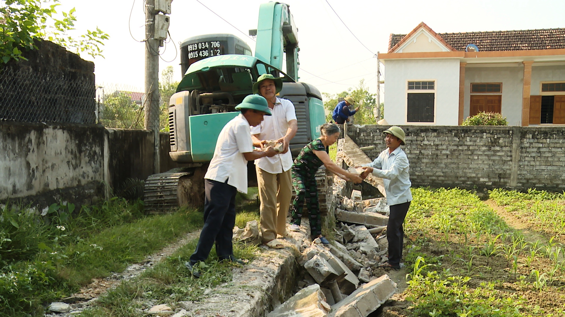 Nông dân TX. Ba Đồn hiến tường rào xây dựng nông thôn mới.