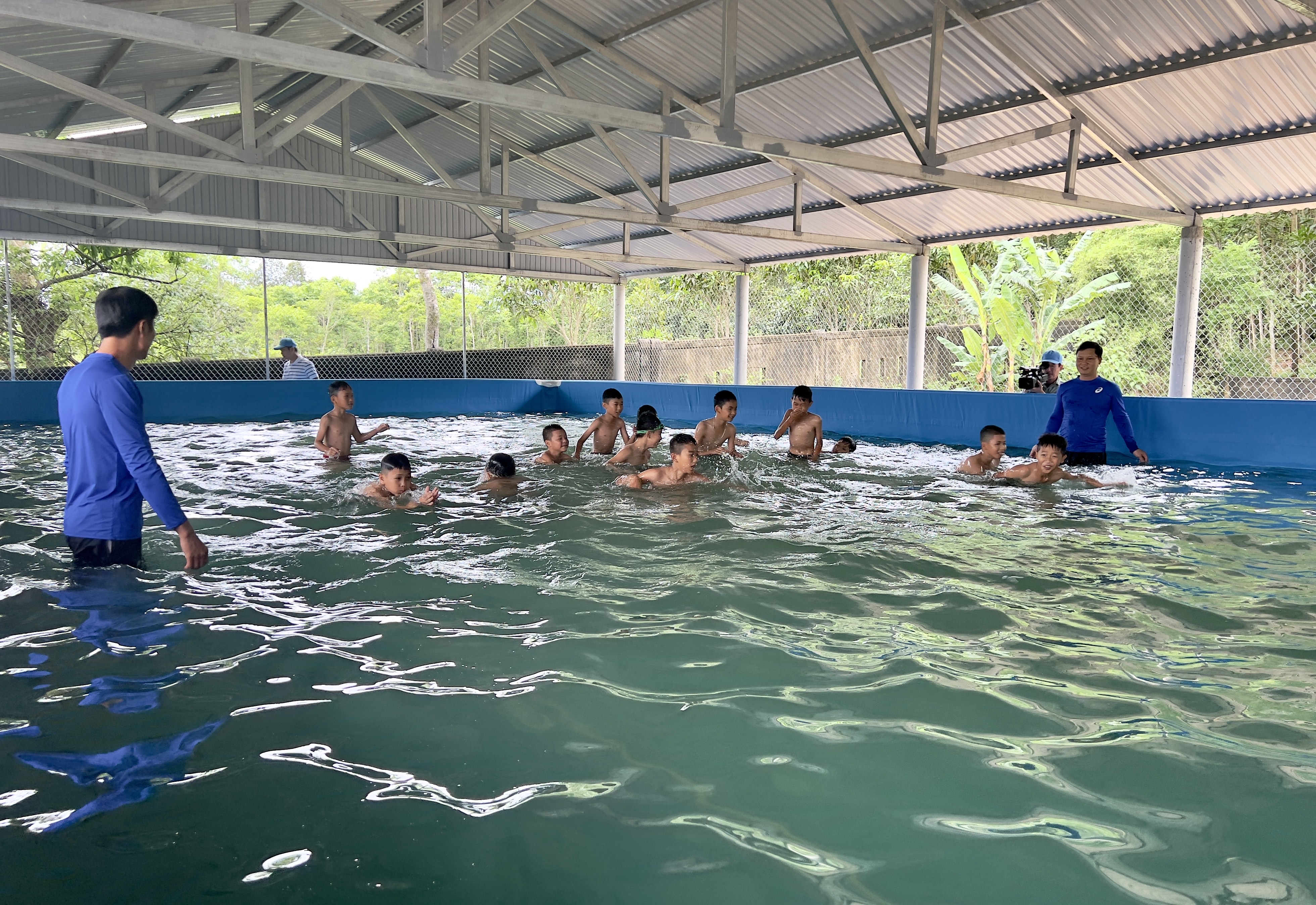  Bể bơi di động tại Trường tiểu học Thái Thủy là 1 trong 6 bể bơi được Hội từ thiện Vinaconex và những người bạn hỗ trợ thông qua sự kêu gọi của Hội CTĐ tỉnh.