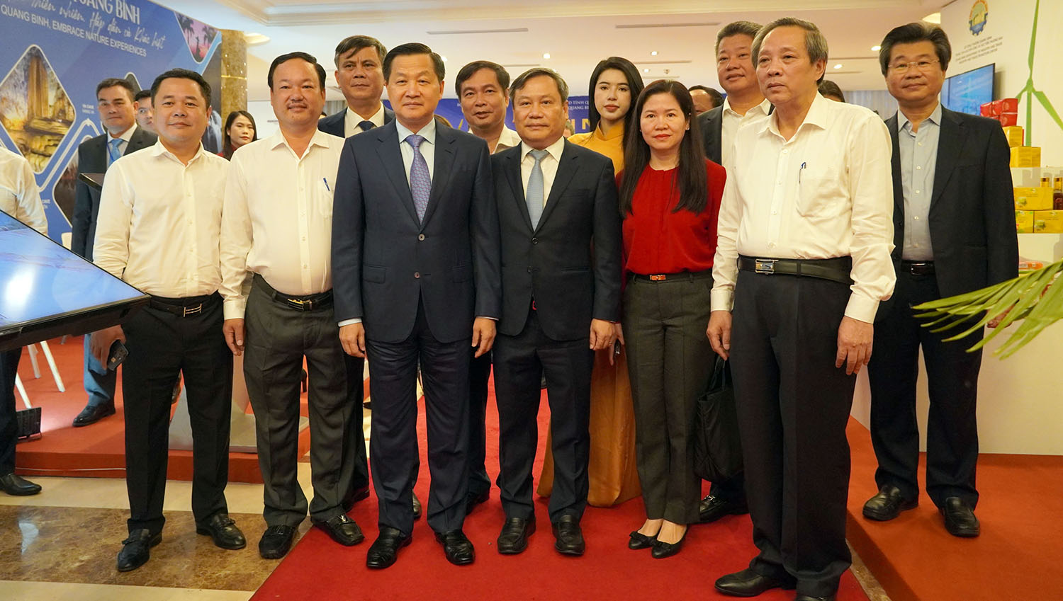 Đồng chí Phó Thủ tướng Chính phủ Lê Minh Khái chụp ảnh lưu niệm cùng các đồng chí lãnh đạo Trung ương và tỉnh Quảng Bình