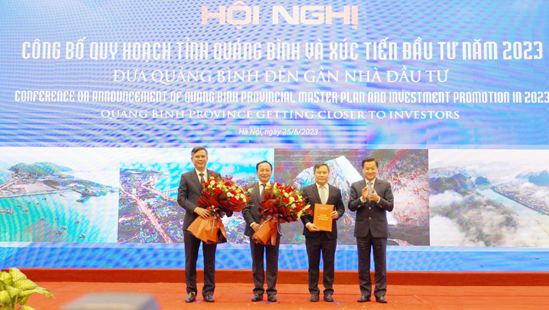 Phó Thủ tướng Chính phủ Lê Minh Khái trao Quyết định phê duyệt Quy hoạch tỉnh Quảng Bình thời kỳ 2021-2030, tầm nhìn đến năm 2050 của Thủ tướng Chính phủ cho các đồng chí lãnh đạo tỉnh phát biểu chỉ đạo tại hội nghị.
