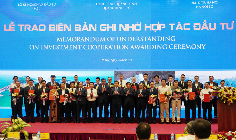 Phó Thủ tướng Lê Minh Khái, Bộ trưởng Bộ Kế hoạch và Đầu tư Nguyễn Chí Dũng chụp ảnh lưu niệm cùng lãnh đạo tỉnh Quảng Bình và các nhà đầu tư được trao Biên bản hợp tác đầu tư.