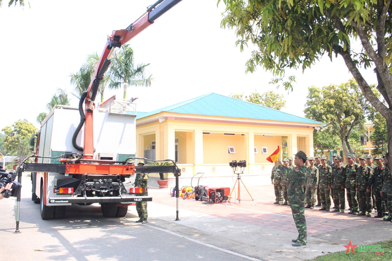 Cán bộ, chiến sĩ Tiểu đoàn Vượt sông 4 huấn luyện sử dụng xe cần cẩu QY-25E.