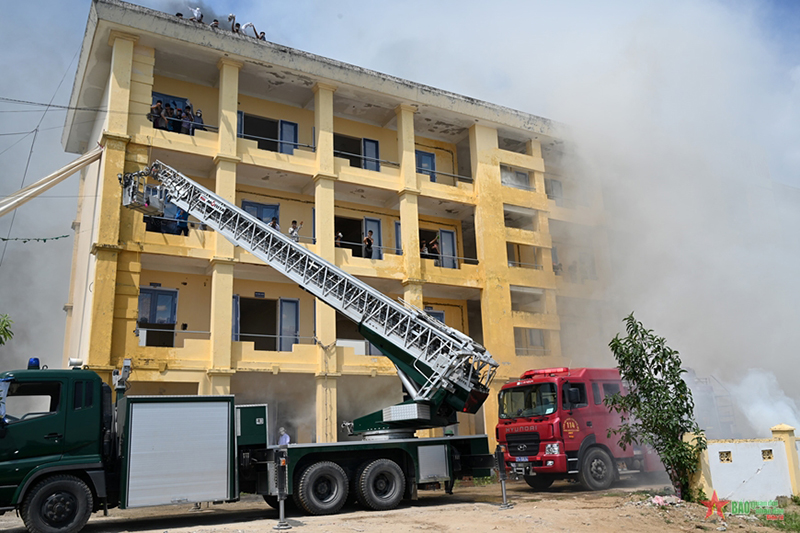 Lữ đoàn Công binh 414 sử dụng các phương tiện hiện đại tham gia diễn tập phòng thủ dân sự với tỉnh Nghệ An.