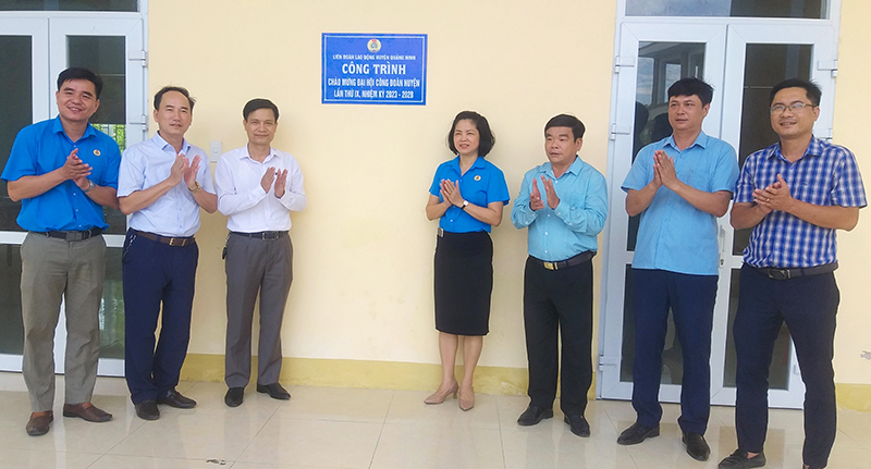Liên đoàn Lao động huyện Quảng Ninh gắn biển công trình chào mừng Đại hội Công đoàn huyện.