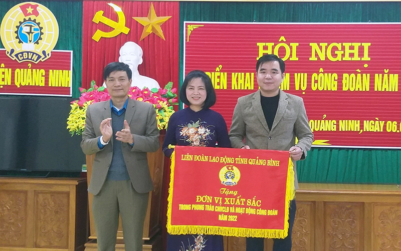 Lãnh đạo Liên đoàn Lao động tỉnh tặng cờ thi đua xuất sắc năm 2022 cho Liên đoàn Lao động huyện Quảng Ninh.