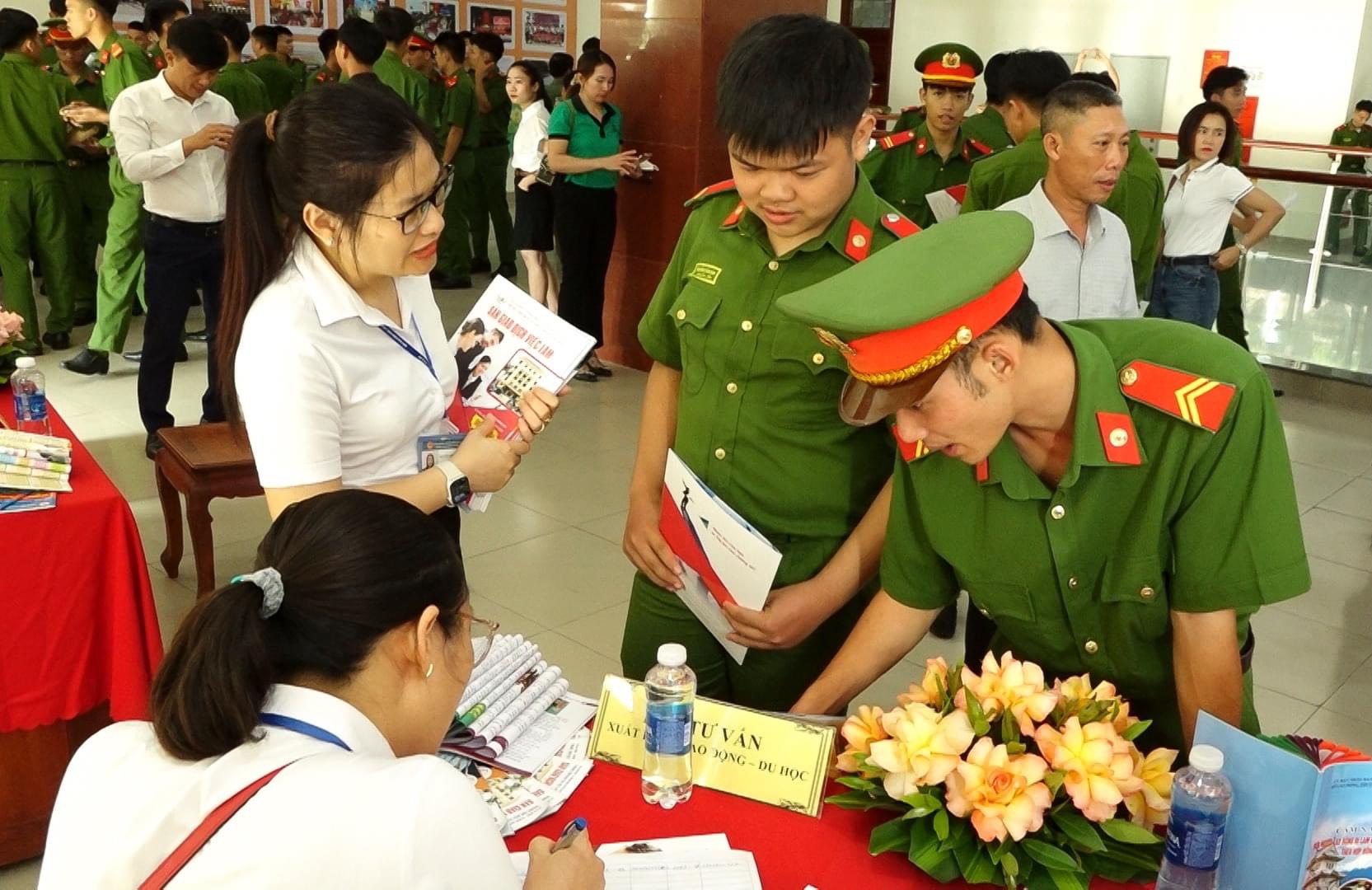 Hạ sĩ quan nghĩa vụ xuất ngũ được tham gia ngày hội tư vấn, giới thiệu việc làm.