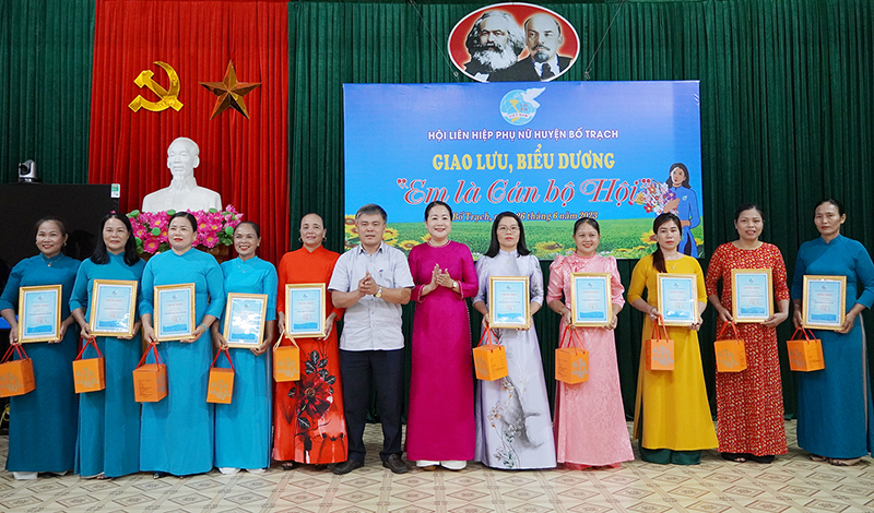 Đại diện lãnh đạo Hội LHPN tỉnh và Huyện ủy Bố Trạch tặng thưởng cho các cán bộ hội cơ sở tiêu biểu của Hội LHPN huyện Bố Trạch.